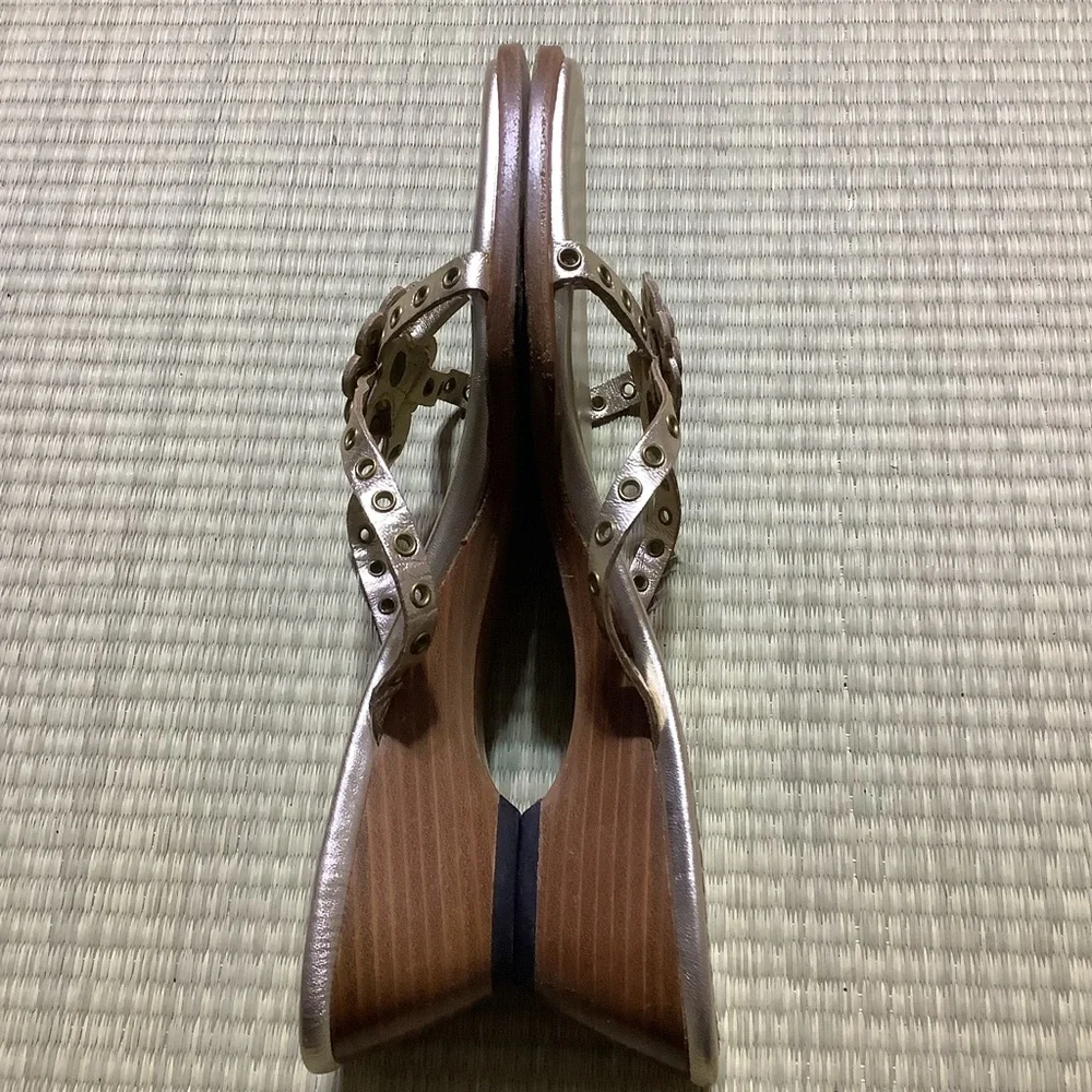 Eric Javits Gold Thong Sandals - Picture 3 of 5
